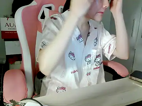 Snapshot of lucienguyen chatting on April 22, 2026, 7:04 pm lucienguyen online show from April 22, 2026, 7:04 pm