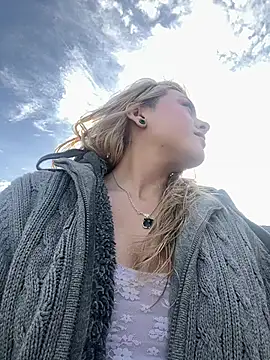 Snapshot of SilvyDiamond chatting on April 9, 2026, 4:23 pm SilvyDiamond online show from April 9, 2026, 4:23 pm