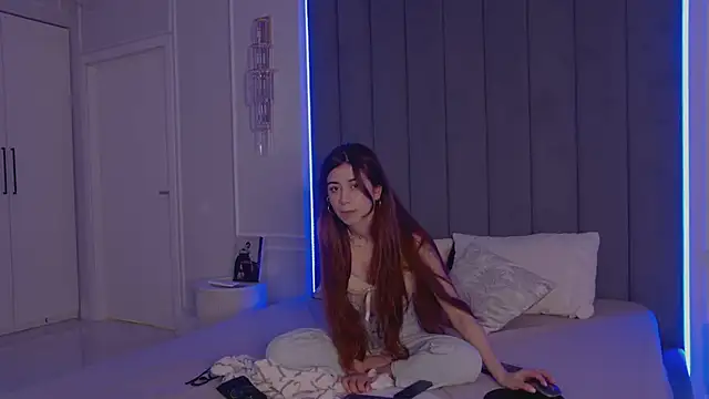 Snapshot of CarolineCox chatting on April 8, 2026, 3:01 pm CarolineCox online show from April 8, 2026, 3:01 pm