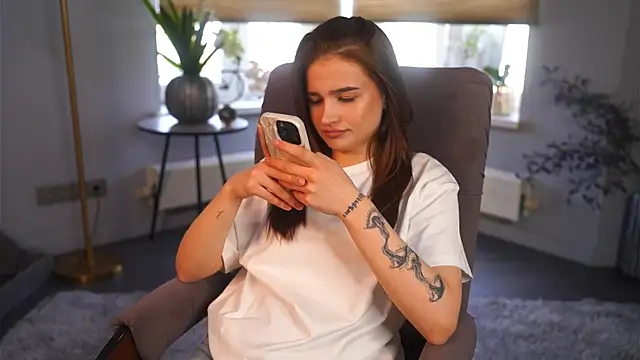 Snapshot of LourieLinsey chatting on April 8, 2026, 12:27 pm LourieLinsey online show from April 8, 2026, 12:27 pm