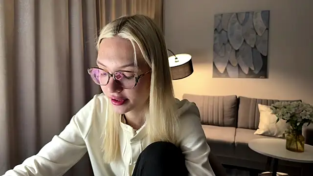 EvelineMolima online show from April 20, 2026, 5:16 pm