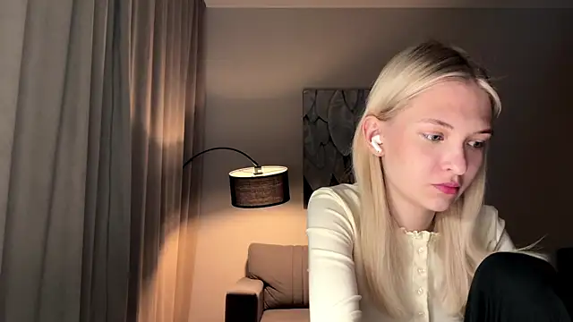 EvelineMolima online show from May 1, 2026, 8:02 pm