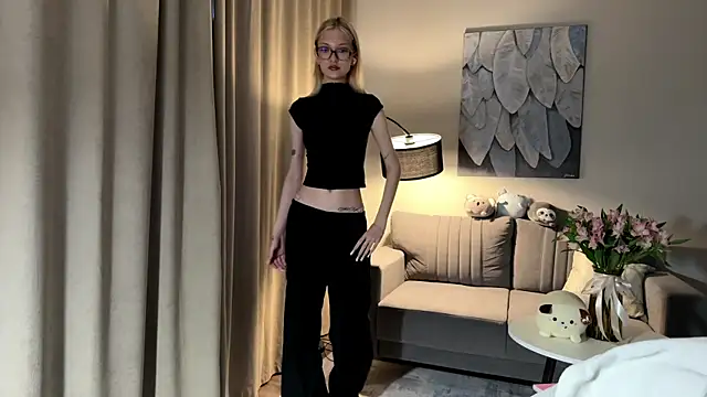 EvelineMolima online show from May 11, 2026, 6:16 pm