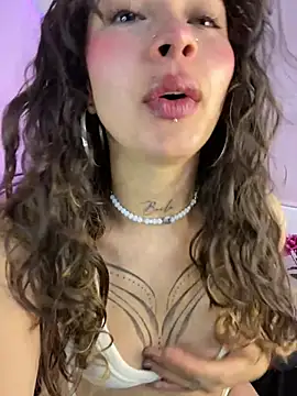 Dreanaa online show from April 15, 2026, 7:43 pm