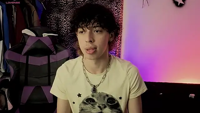 Snapshot of Otter_Moon chatting on July 4, 2026, 3:45 am Otter Moon online show from July 4, 2026, 3:45 am