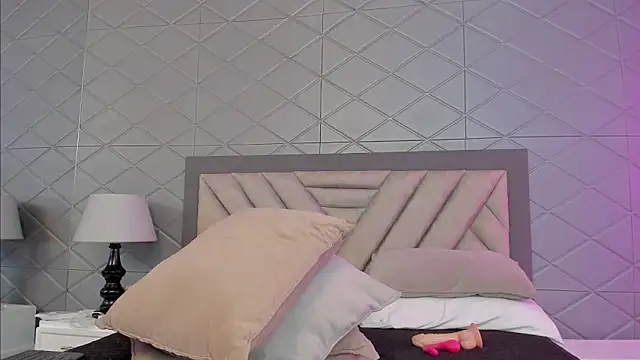 EvonnyMilk online show from April 14, 2026, 4:18 am