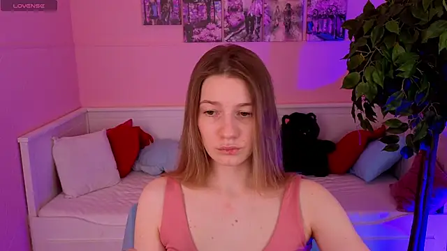 Snapshot of Vanessa___Lui chatting on April 14, 2026, 4:13 pm Vanessa Lui online show from April 14, 2026, 4:13 pm