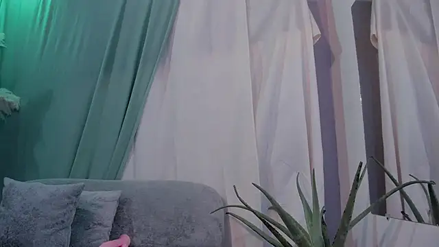 MiaFoxxx5 online show from April 21, 2026, 7:17 pm