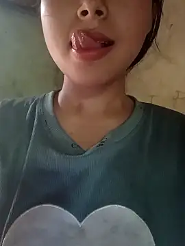 Snapshot of ross001 chatting on April 14, 2026, 8:42 am ross001 online show from April 14, 2026, 8:42 am