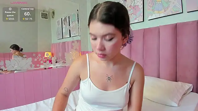 Hellencute18  online show from May 22, 2026, 2:55 pm