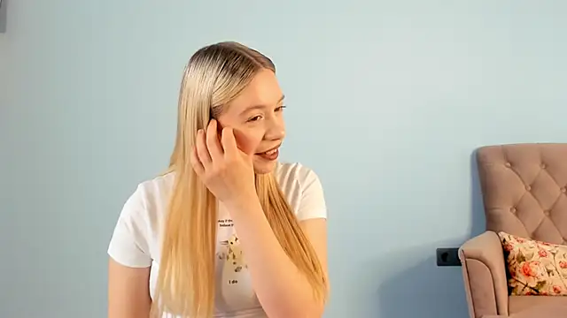 Snapshot of TrenaCavitt chatting on April 10, 2026, 6:18 am TrenaCavitt online show from April 10, 2026, 6:18 am