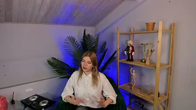 Snapshot of GloriaCwik chatting on April 9, 2026, 2:33 pm GloriaCwik online show from April 9, 2026, 2:33 pm