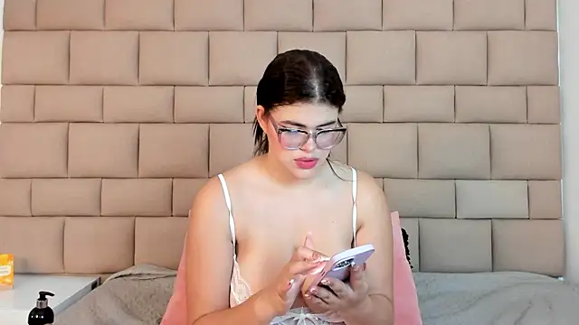 Snapshot of TifannyRosen chatting on May 24, 2026, 12:43 pm TifannyRosen online show from May 24, 2026, 12:43 pm