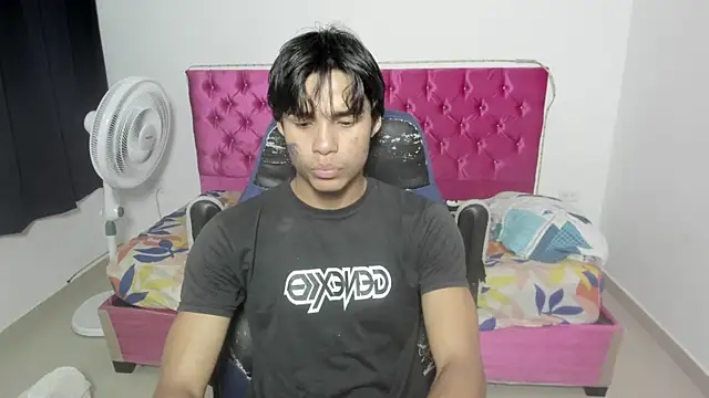 Snapshot of skinny_sam chatting on June 18, 2026, 5:51 am skinny sam online show from June 18, 2026, 5:51 am