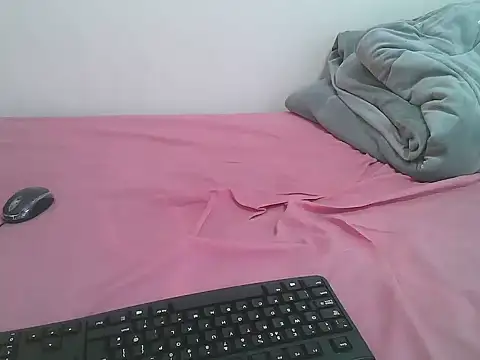 Snapshot of MsLaura24 chatting on April 11, 2026, 5:01 am MsLaura24 online show from April 11, 2026, 5:01 am