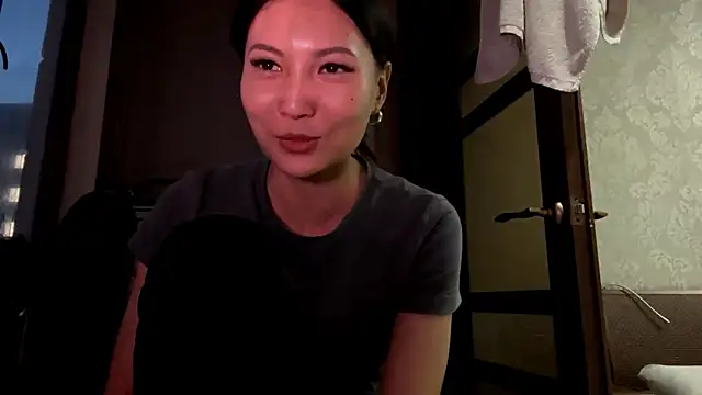 MiaPoison online show from April 14, 2026, 2:12 pm