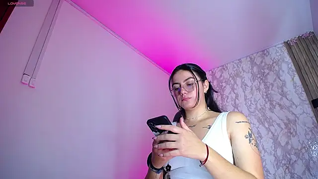 Snapshot of Miss_Merlin_ chatting on April 19, 2026, 4:23 am Miss Merlin online show from April 19, 2026, 4:23 am