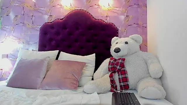 luna bloomm  online show from May 15, 2026, 4:41 am