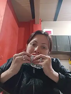 Snapshot of carolinhe26 chatting on July 7, 2026, 1:37 pm carolinhe26 online show from July 7, 2026, 1:37 pm
