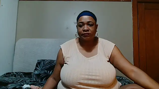BUSTYQUEEN56  online show from June 20, 2026, 7:16 pm