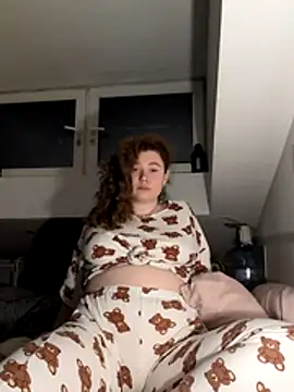 AmeliFoxi online show from April 15, 2026, 8:42 pm