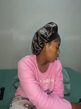 Snapshot of petite_bee chatting on May 5, 2026, 4:48 pm petite bee online show from May 5, 2026, 4:48 pm