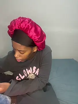 Snapshot of petite_bee chatting on May 25, 2026, 9:43 pm petite bee online show from May 25, 2026, 9:43 pm