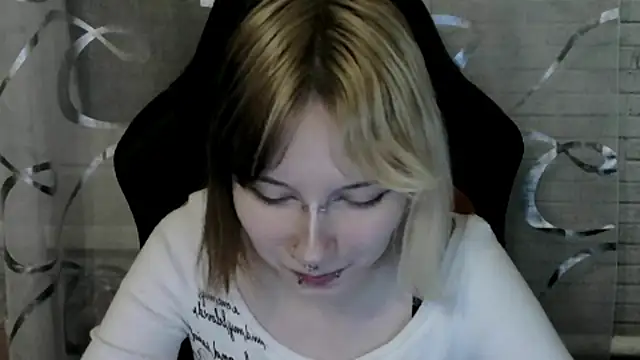 Snapshot of Vi_Nika chatting on April 19, 2026, 6:10 pm Vi Nika online show from April 19, 2026, 6:10 pm