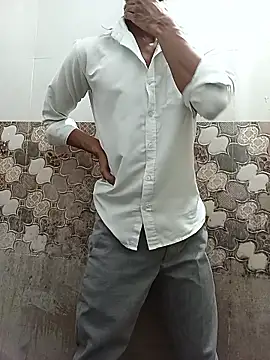 itsmemadhu2019 online show from May 20, 2026, 8:04 pm