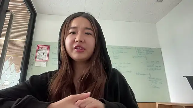 Snapshot of MalloryAlpis chatting on April 16, 2026, 8:59 am MalloryAlpis online show from April 16, 2026, 8:59 am