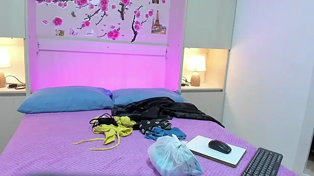 TaylorBloom online show from April 21, 2026, 11:38 am