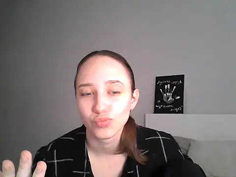DarkMirel online show from May 6, 2026, 4:23 pm