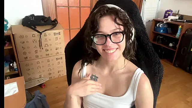PillowPeachX online show from June 3, 2026, 6:38 am