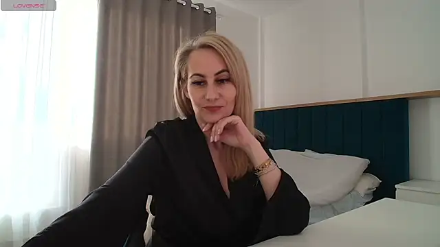 Snapshot of AdellynRose chatting on May 19, 2026, 4:24 pm AdellynRose online show from May 19, 2026, 4:24 pm