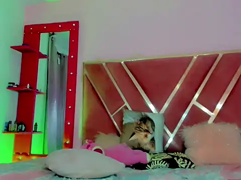 Snapshot of Dollcute_ chatting on May 5, 2026, 11:35 pm Dollcute online show from May 5, 2026, 11:35 pm