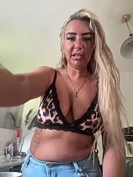 Snapshot of Naughtyhousewife_x chatting on May 18, 2026, 10:21 am Naughtyhousewife x online show from May 18, 2026, 10:21 am