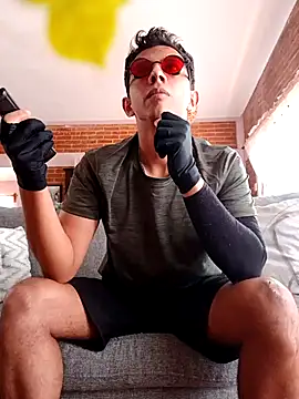 HexLatino13 online show from April 15, 2026, 6:15 pm