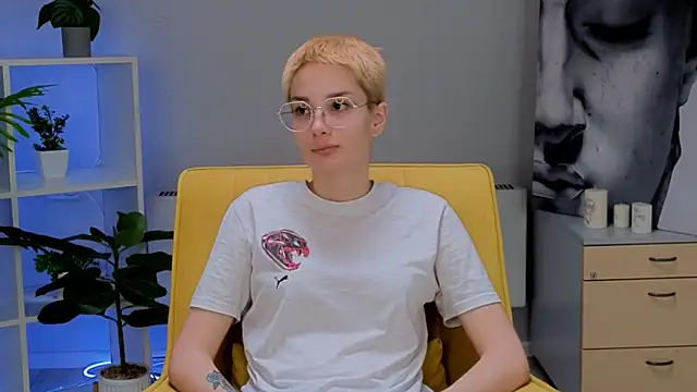 Snapshot of TheresaStrysko chatting on April 16, 2026, 10:05 am TheresaStrysko online show from April 16, 2026, 10:05 am