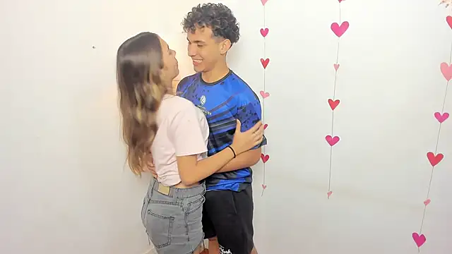 skinygirlcouple online show from April 17, 2026, 2:09 pm