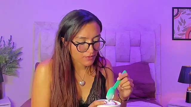 CarolinaReyy online show from April 18, 2026, 7:07 pm