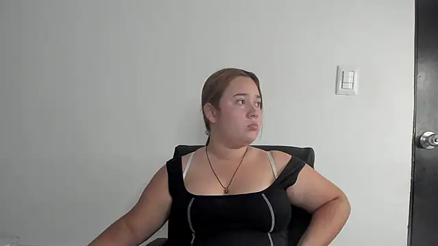 lolabunnysc online show from May 26, 2026, 12:01 pm