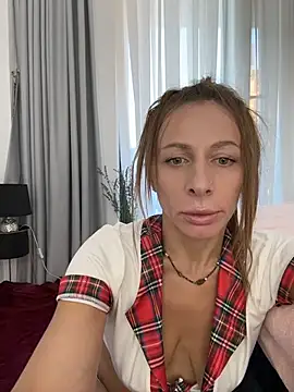 Snapshot of Mira_Luna chatting on June 29, 2026, 5:02 pm Mira Luna online show from June 29, 2026, 5:02 pm