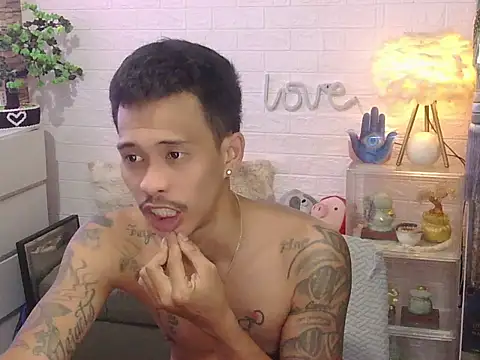 marlonmoreno01 online show from April 21, 2026, 2:23 pm