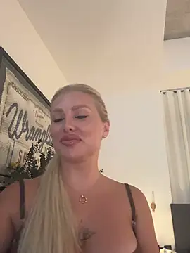 Snapshot of Karen_Luxe chatting on April 28, 2026, 11:21 pm Karen Luxe online show from April 28, 2026, 11:21 pm