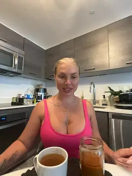 Snapshot of Karen_Luxe chatting on May 20, 2026, 7:53 pm Karen Luxe online show from May 20, 2026, 7:53 pm