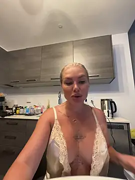 Snapshot of Karen_Luxe chatting on May 27, 2026, 11:46 pm Karen Luxe online show from May 27, 2026, 11:46 pm