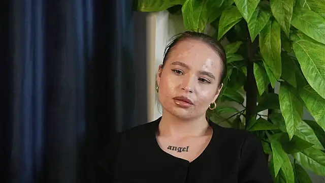 ElmaZillman online show from April 25, 2026, 1:41 pm