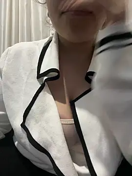 Snapshot of Laavinia chatting on April 27, 2026, 9:13 pm Laavinia online show from April 27, 2026, 9:13 pm
