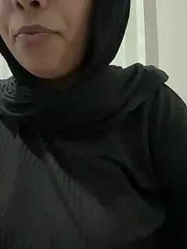 Snapshot of Laavinia chatting on June 2, 2026, 9:28 pm Laavinia online show from June 2, 2026, 9:28 pm