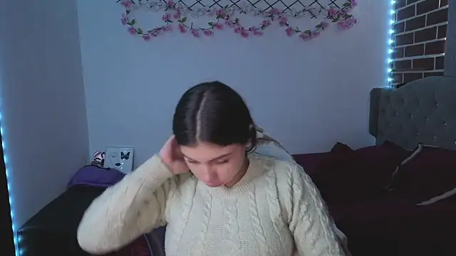 isabella monntolvo online show from May 20, 2026, 7:42 pm